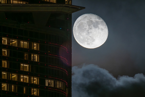 Record the super full moon in Hong Kong City