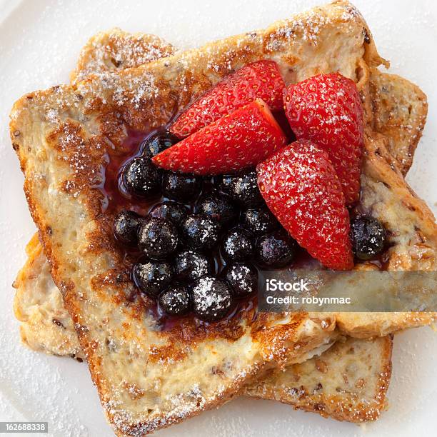 French Toast Mit Beeren Stockfoto und mehr Bilder von French Toast - French Toast, Amerikanische Heidelbeere, Beere - Obst