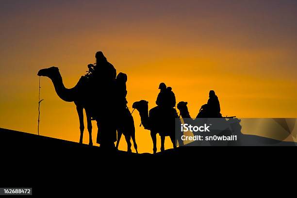 Arrotondata Di Un Cammello Caravan Nel Deserto - Fotografie stock e altre immagini di Cammello - Cammello, Carovana di cammelli, Deserto