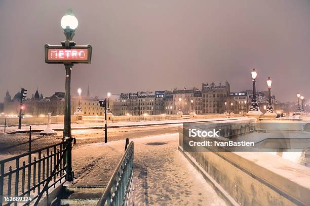 Foto de Paris Com Neve e mais fotos de stock de Entrada - Entrada, Estação de metrô, Paris