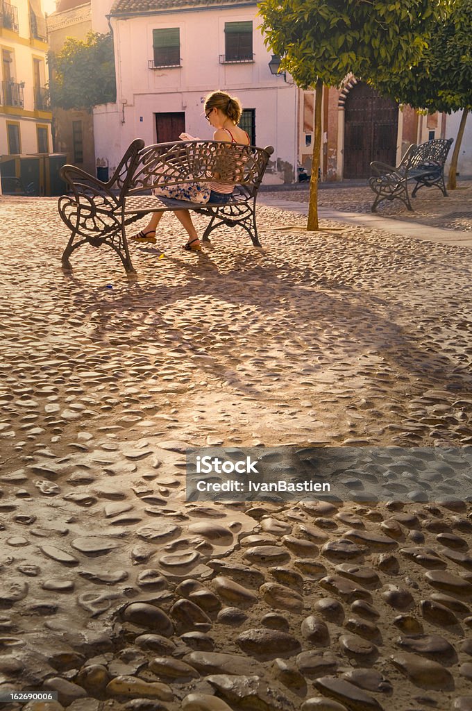 Leitura em um banco em Córdoba - Foto de stock de Córdoba - Espanha royalty-free