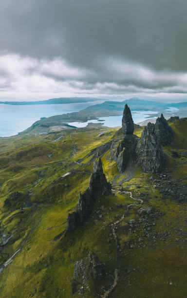 вид с воздуха на старика сторра на острове скай, шотландия, великобритания - scottish travel стоковые фото и изображения