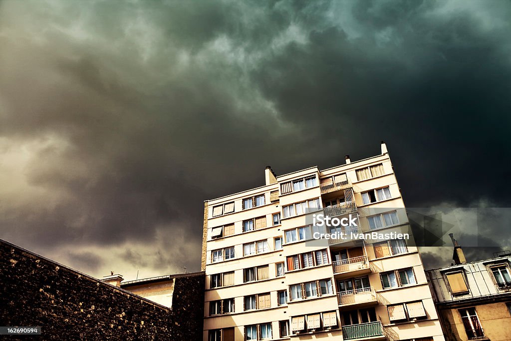 Ciel dramatique sur Paris - Photo de Orage libre de droits