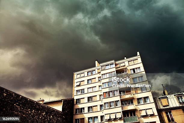 Photo libre de droit de Ciel Dramatique Sur Paris banque d'images et plus d'images libres de droit de Orage - Orage, Bâtiment vu de l'extérieur, Paris - France