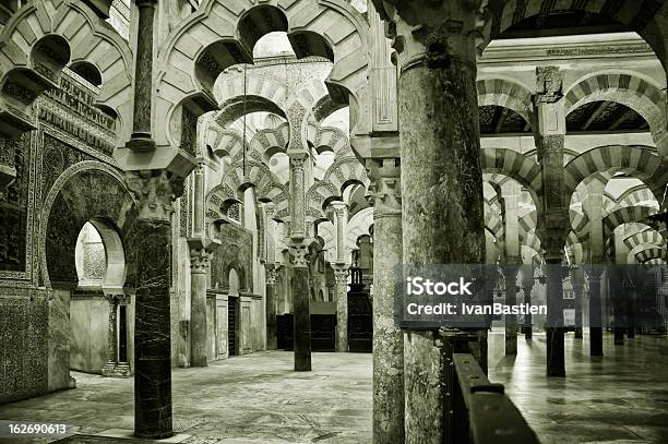 Внутри Mezquita В Кордова — стоковые фотографии и другие картинки Андалусия - Андалусия, Архитектура, Архитрав