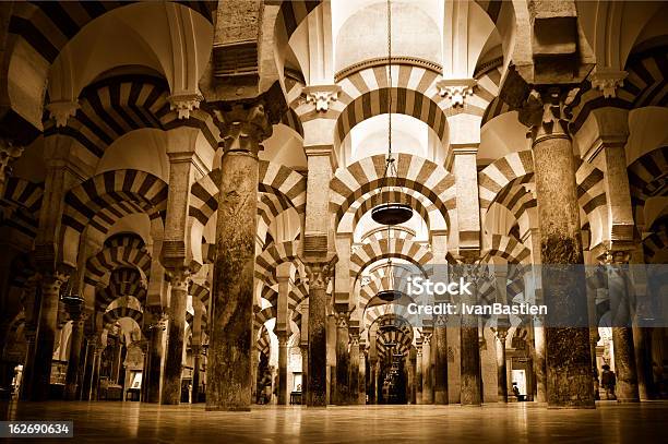 Interior Do Mezquita Em Córdoba - Fotografias de stock e mais imagens de Abóbada de Berço - Abóbada de Berço, Andaluzia, Arcada