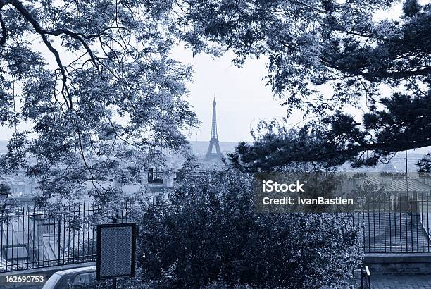 Torre Eiffel E Árvores - Fotografias de stock e mais imagens de Ao Ar Livre - Ao Ar Livre, Azul, Capitais internacionais