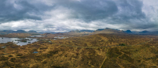 Vista aérea de Rannoch Moor em dia nublado, Terras Altas da Escócia, Escócia, Reino Unido - foto de acervo