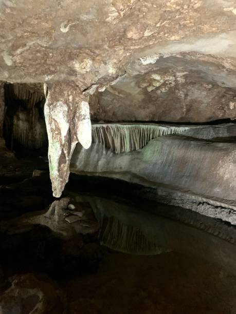 cueva de estalactitas - dripstone fotografías e imágenes de stock