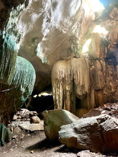 cueva de estalactitas - dripstone fotografías e imágenes de stock