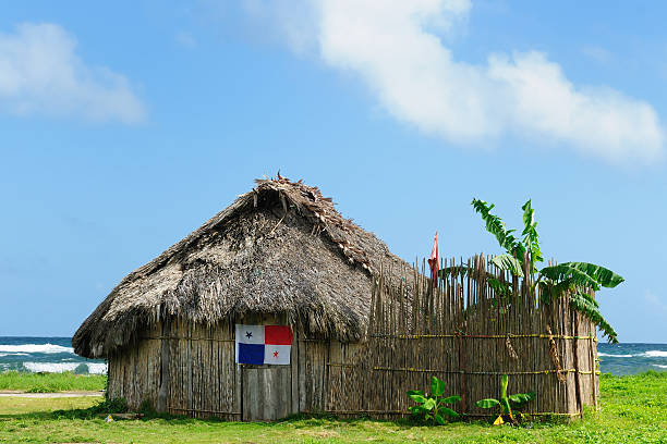panama, habitación tradicional de casa en el archipiélago de san blas - panama caribbean culture san blas islands caribbean fotografías e imágenes de stock