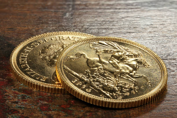 monedas de oro soberanas británicas - dragon one pound coin british currency british pounds fotografías e imágenes de stock