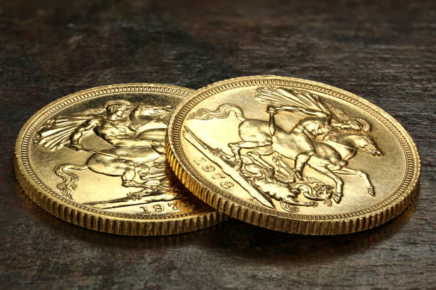 monedas de oro soberanas británicas - dragon one pound coin british currency british pounds fotografías e imágenes de stock