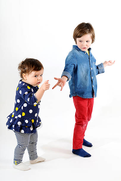 doce menina e menino brincando juntos - hurricane felix imagens e fotografias de stock