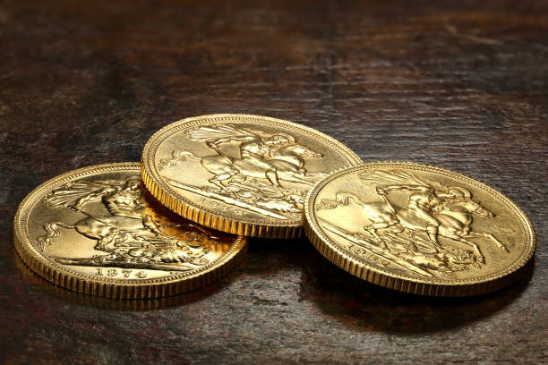 monedas de oro soberanas británicas - dragon one pound coin british currency british pounds fotografías e imágenes de stock