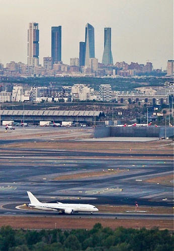 Avión despegando del aeropuerto de Barajas con las 5 torres al fondo