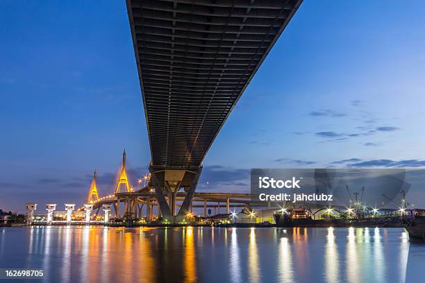 Bhumibol Puente Foto de stock y más banco de imágenes de Agua - Agua, Aire libre, Anochecer