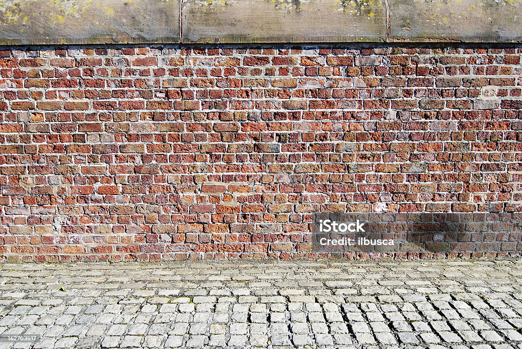 Muro di mattoni rossi con marciapiede all'Albert Dock di Liverpool - Foto stock royalty-free di Liverpool - Inghilterra