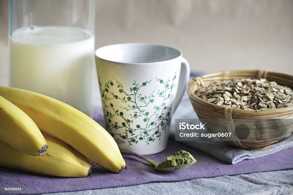 smoothie Matcha ingredientes de leite de aveia e bananas - Foto de stock de Adulação royalty-free