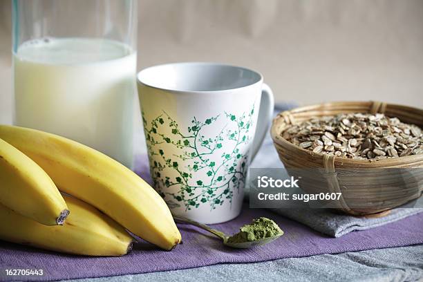 Foto de Smoothie Matcha Ingredientes De Leite De Aveia E Bananas e mais fotos de stock de Adulação