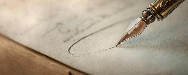 caneta-tinteiro em uma carta antiga escrita à mão. caneta nib vintage e escrita à mão inglês estilo cursivo placa de cobre, spencerian. histórico antigo. estilo retrô. - history business book writing - fotografias e filmes do acervo