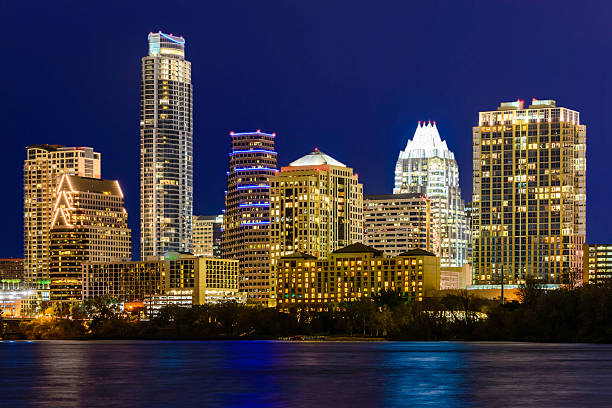 austin texas vista da cidade, panorama de skyline de cidade de noite lago, - town home imagens e fotografias de stock