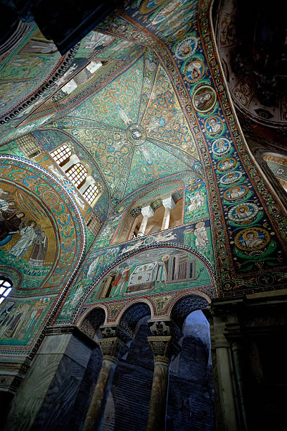 vert plafond mosaïque de la basilique de san vitale à ravenne - cathedral gothic style indoors church photos et images de collection