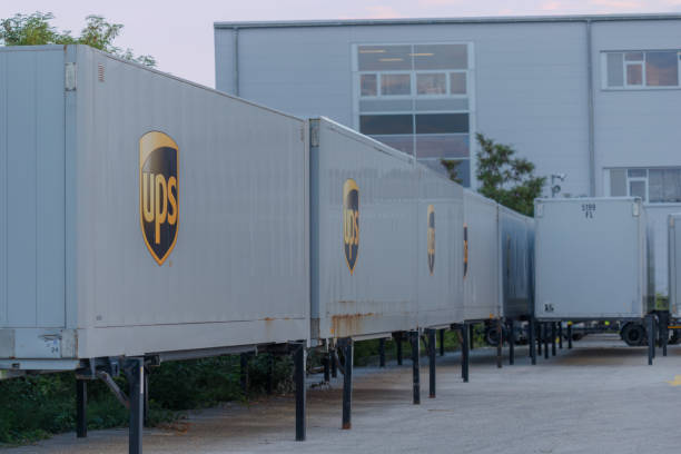 united parcel service. - united parcel service truck shipping delivering zdjęcia i obrazy z banku zdjęć