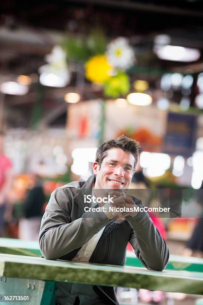 Foto de Feliz Sorridente Homem Sentado No Farmers Market Vertical e mais fotos de stock de 30 Anos