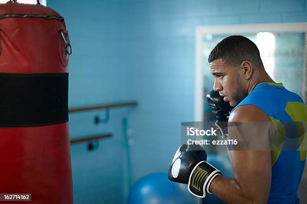 Photo libre de droit de Jeune Homme De Boxe Dans La Salle De Sport banque d'images et plus d'images libres de droit de Adulte - Adulte, Boxe - Sport, Centre de bien-être