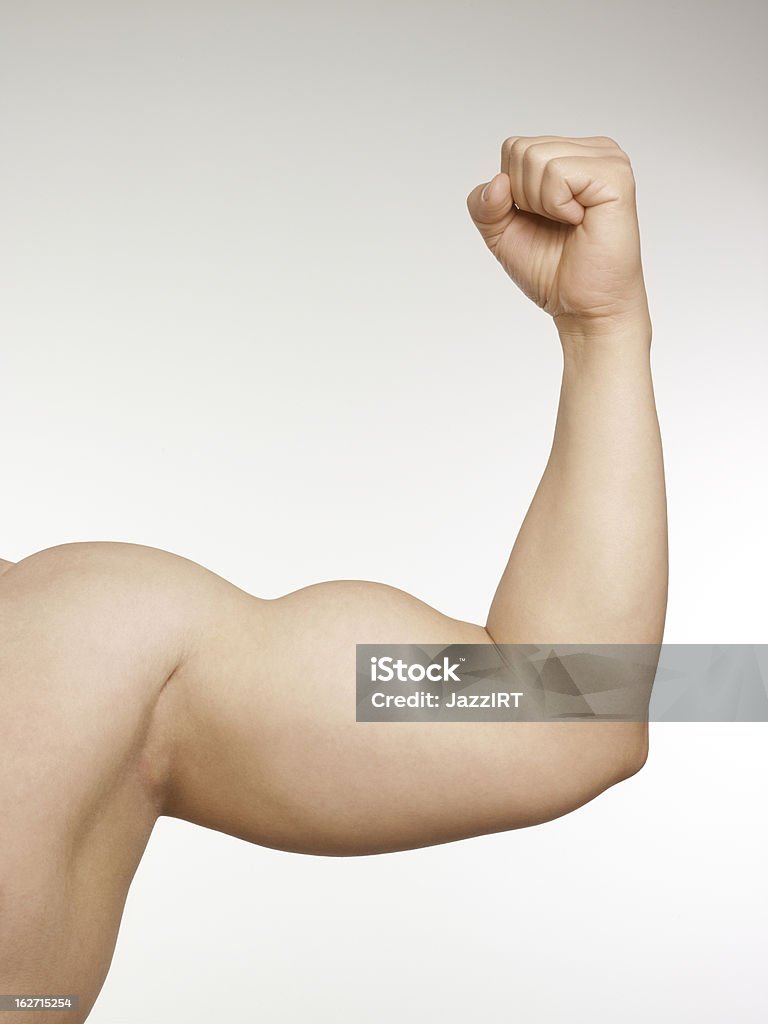 Gros plan d'un homme se montrer vos biceps - Photo de Adulte libre de droits