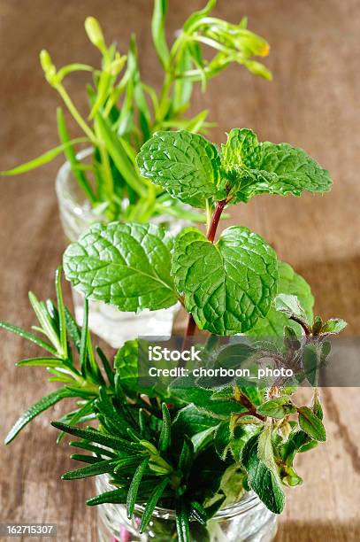 Varietà Di Erbe Aromatiche Fresche - Fotografie stock e altre immagini di Alimentazione sana - Alimentazione sana, Cibo, Composizione verticale