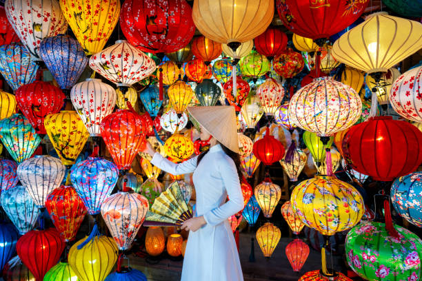 azjatka nosząca tradycyjną kulturę wietnamską i latarnie hoi an w starożytnym mieście hoi an w wietnamie. - vietnam hoi an traditional culture travel zdjęcia i obrazy z banku zdjęć
