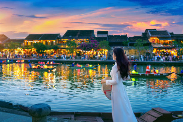 azjatka nosząca kulturę wietnamską tradycyjną w starożytnym mieście hoi, hoi miasto w wietnamie. - vietnam hoi an traditional culture travel zdjęcia i obrazy z banku zdjęć
