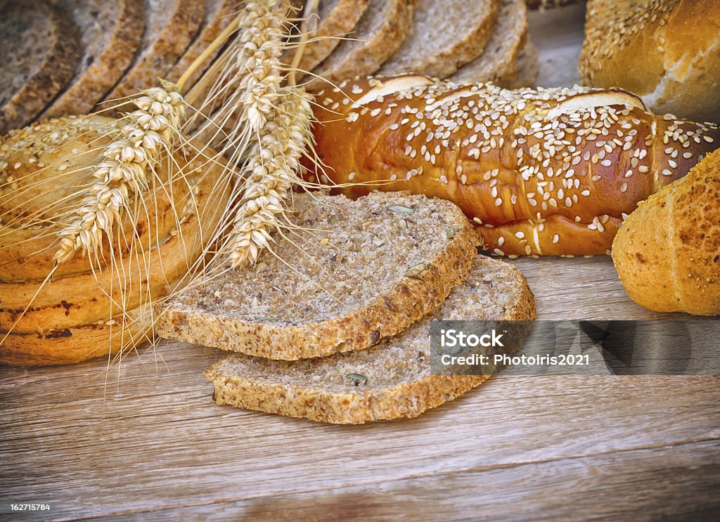 Diverses pâtisseries et de pain sur la table - Photo de Agrafe libre de droits