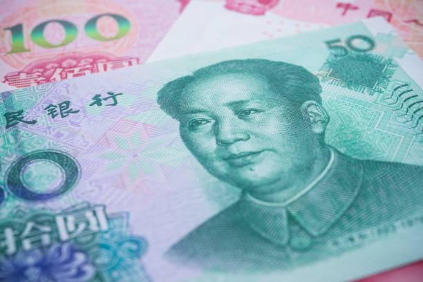 retrato del presidente mao (mao zedong) en el fondo de 50 billetes chinos de yuanes moneda china. - 50 yuan note fotografías e imágenes de stock