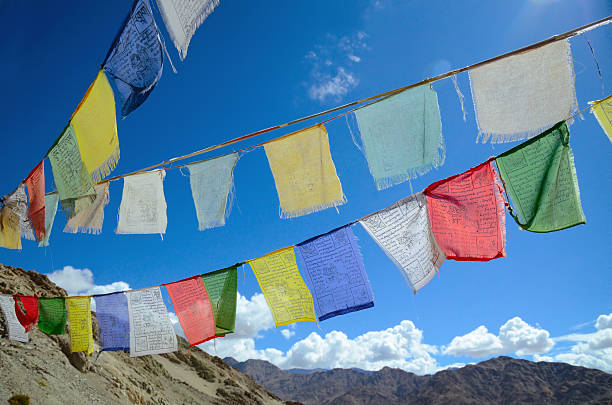 tibetano oración flags - many colored prayer flags fotografías e imágenes de stock