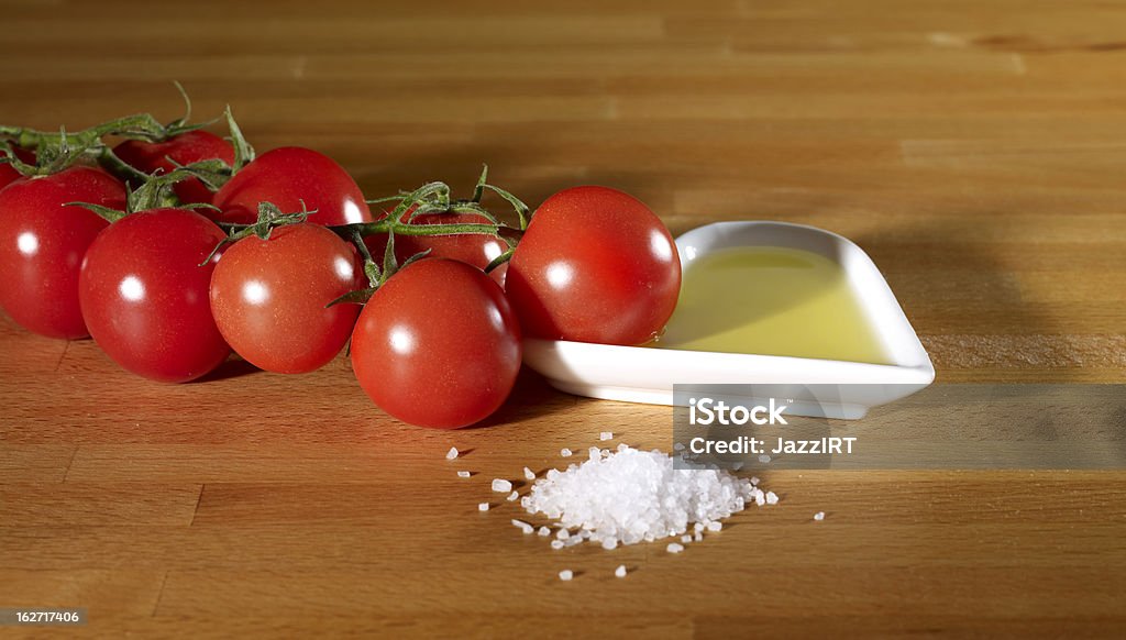 Tomate cereja e azeite de oliva) (salt - Foto de stock de Alimentação Saudável royalty-free