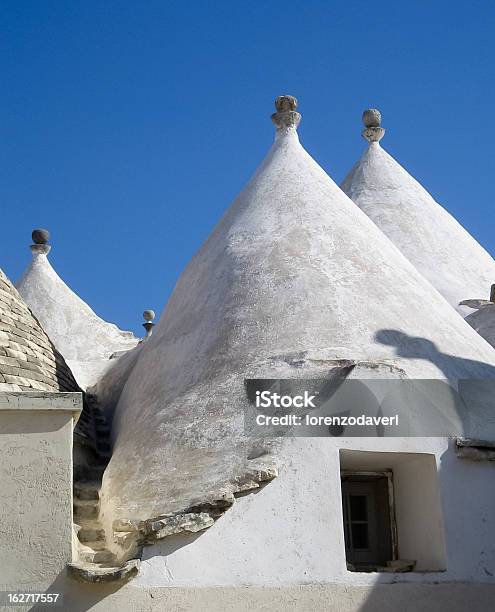 Trulli Белый Крыше — стоковые фотографии и другие картинки Альберобелло - Альберобелло, Апулия, Арка - архитектурный элемент