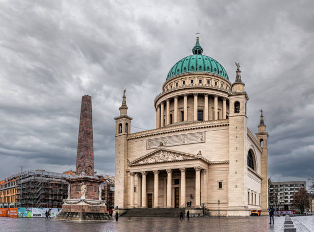 церковь святого николая, потсдам, германия - winter city germany brandenburg стоковые фото и изображения