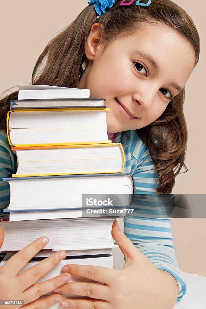 Bella ragazza con i libri - Foto stock royalty-free di Ambientazione interna