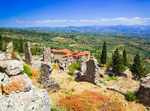 руины старого города в мистрас, греция - sparta greece ancient past archaeology стоковые фото и изображения