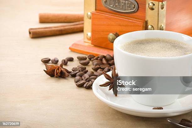 Photo libre de droit de Tasse Remplie De Café En Grains Grillé Au Bois banque d'images et plus d'images libres de droit de Aliment rôti - Aliment rôti, Anis, Argent