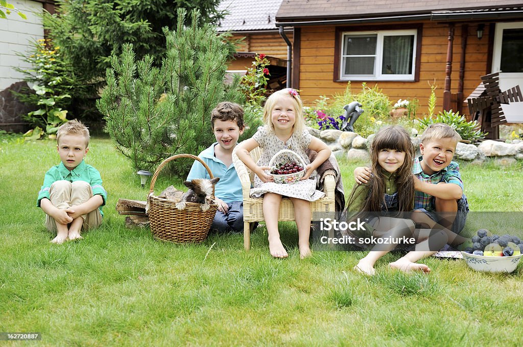 グループでの屋外で遊ぶお子様の公園 - 4歳から5歳のロイヤリティフリーストックフォト