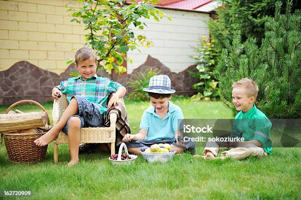 Kleinkind Jungen Spaß Im Park Stockfoto und mehr Bilder von 4-5 Jahre - 4-5 Jahre, 6-7 Jahre, Apfel