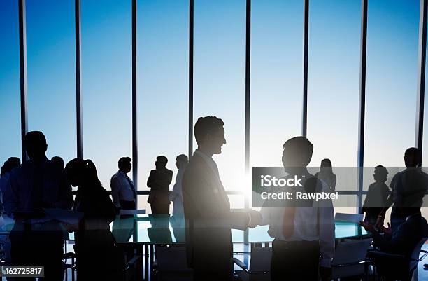 Reunión De Negocios Foto de stock y más banco de imágenes de Oficina - Oficina, Saludar, Silueta