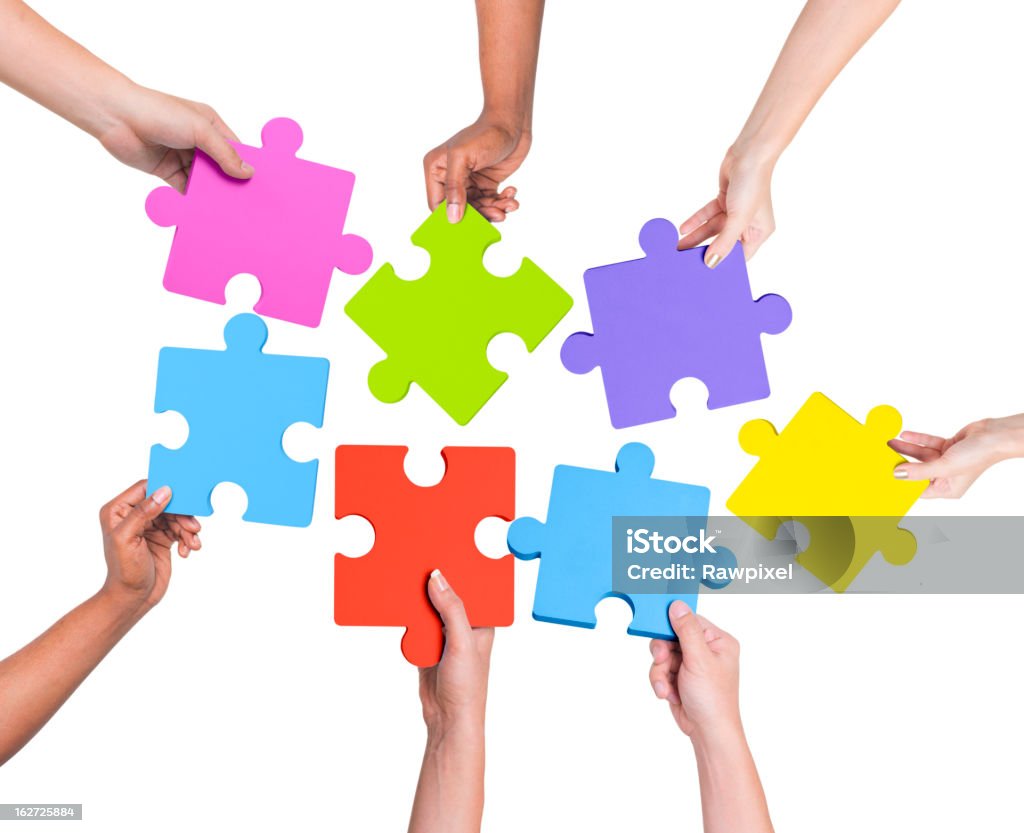 Mani tenendo Puzzle - Foto stock royalty-free di Gruppo multietnico