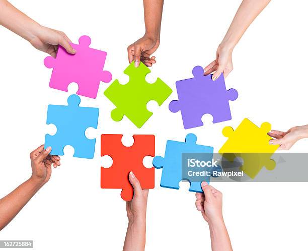 Mani Tenendo Puzzle - Fotografie stock e altre immagini di Gruppo multietnico - Gruppo multietnico, Rompicapo, Studente