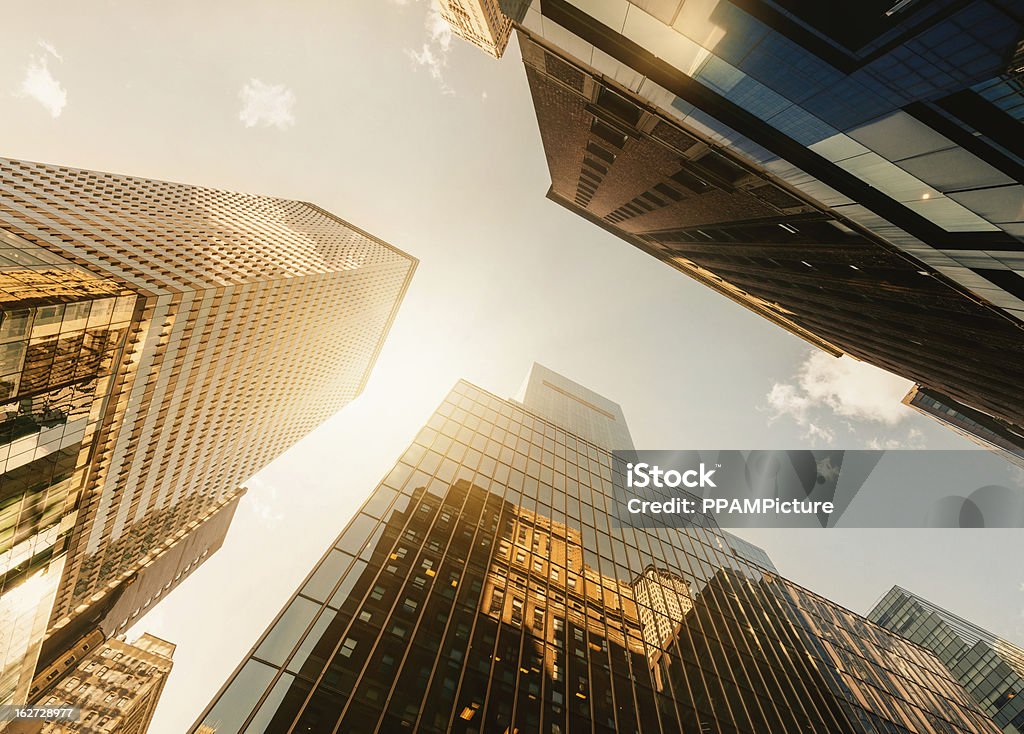 Ufficio skysraper al sole - Foto stock royalty-free di Esterno di un edificio