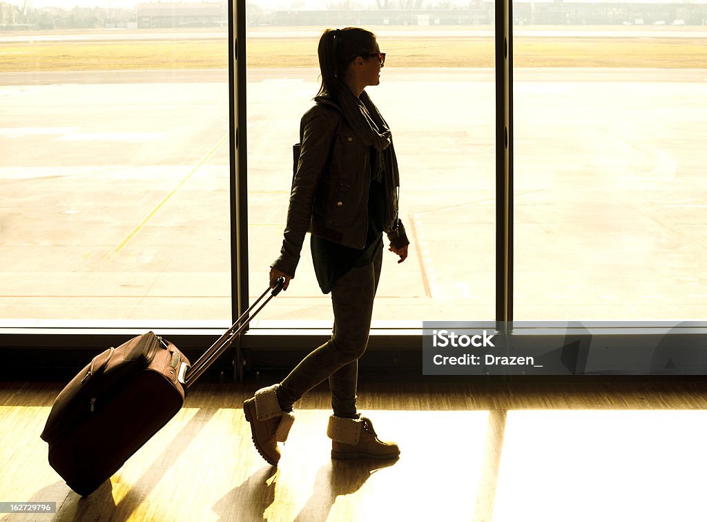 Mujer joven en el aeropuerto - Foto de stock de Adulto libre de derechos